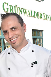 neuer Küchenchef der Grünwalder Einkehrist Toboas Bosch, er setzt auf regionale Produkte (©Foto. Edition Sportiva)